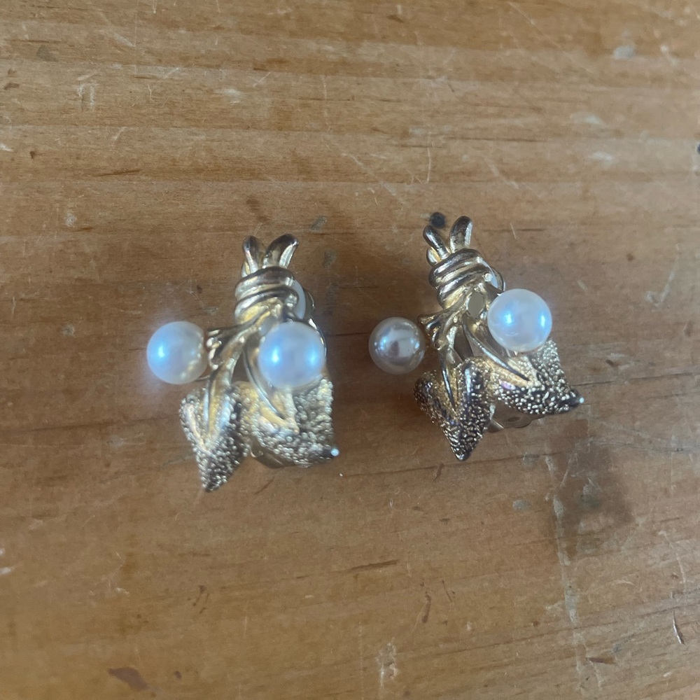 Gold tone faux pearl leaf bouquet clip on earrings